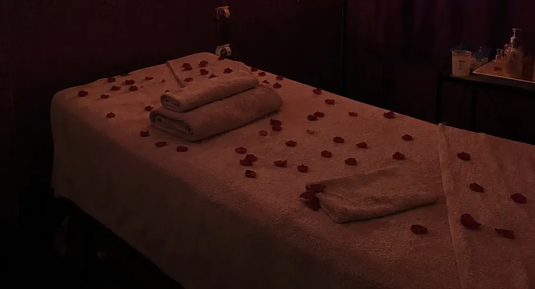 Masaj odasındaki masaj masası — Lila Spa, Ambarlı misafirlerine hizmet veren salon